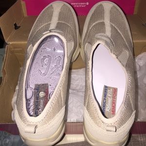 Skechers Relaxed Fit M/Foam Size 9.5 DRK/NAT NEW